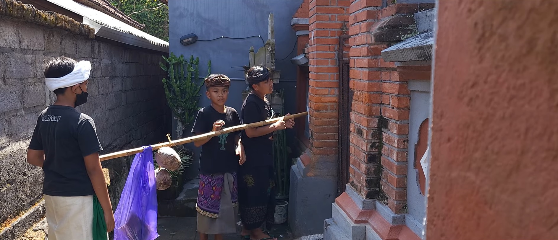 Tradisi Ngambeng di Pura Samuan Tiga serangkaian Pujawali