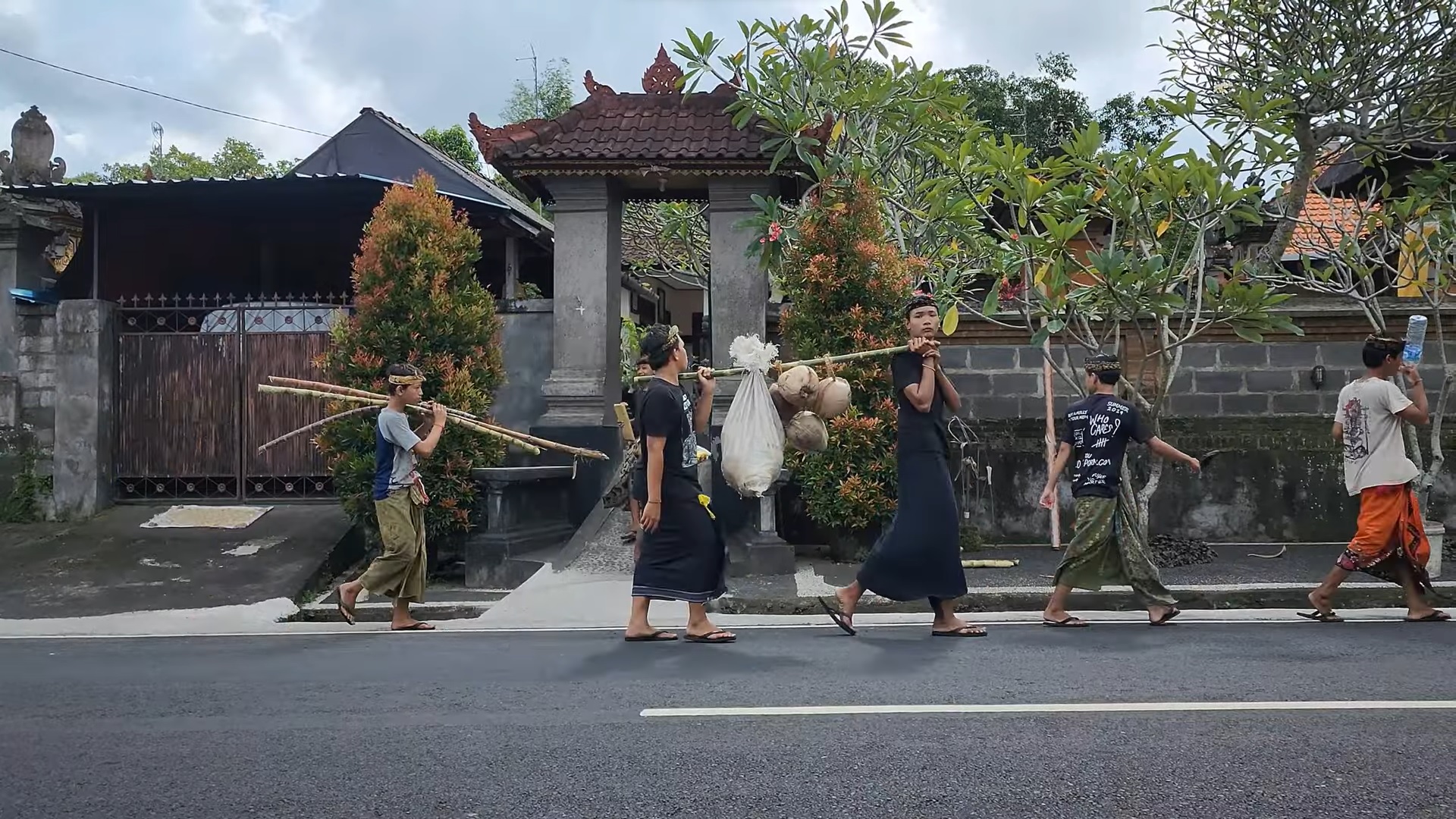 Tradisi Ngambeng di Pura Samuan Tiga serangkaian Pujawali