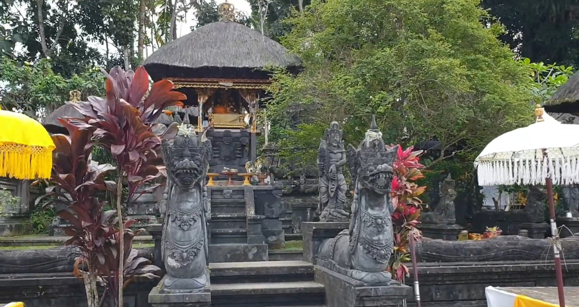 Pura Kancing Gumi di Desa Desa Adat Batu Lantang, Kecamatan Petang, Kabupaten Badung yang terdapat lingga yoni unik