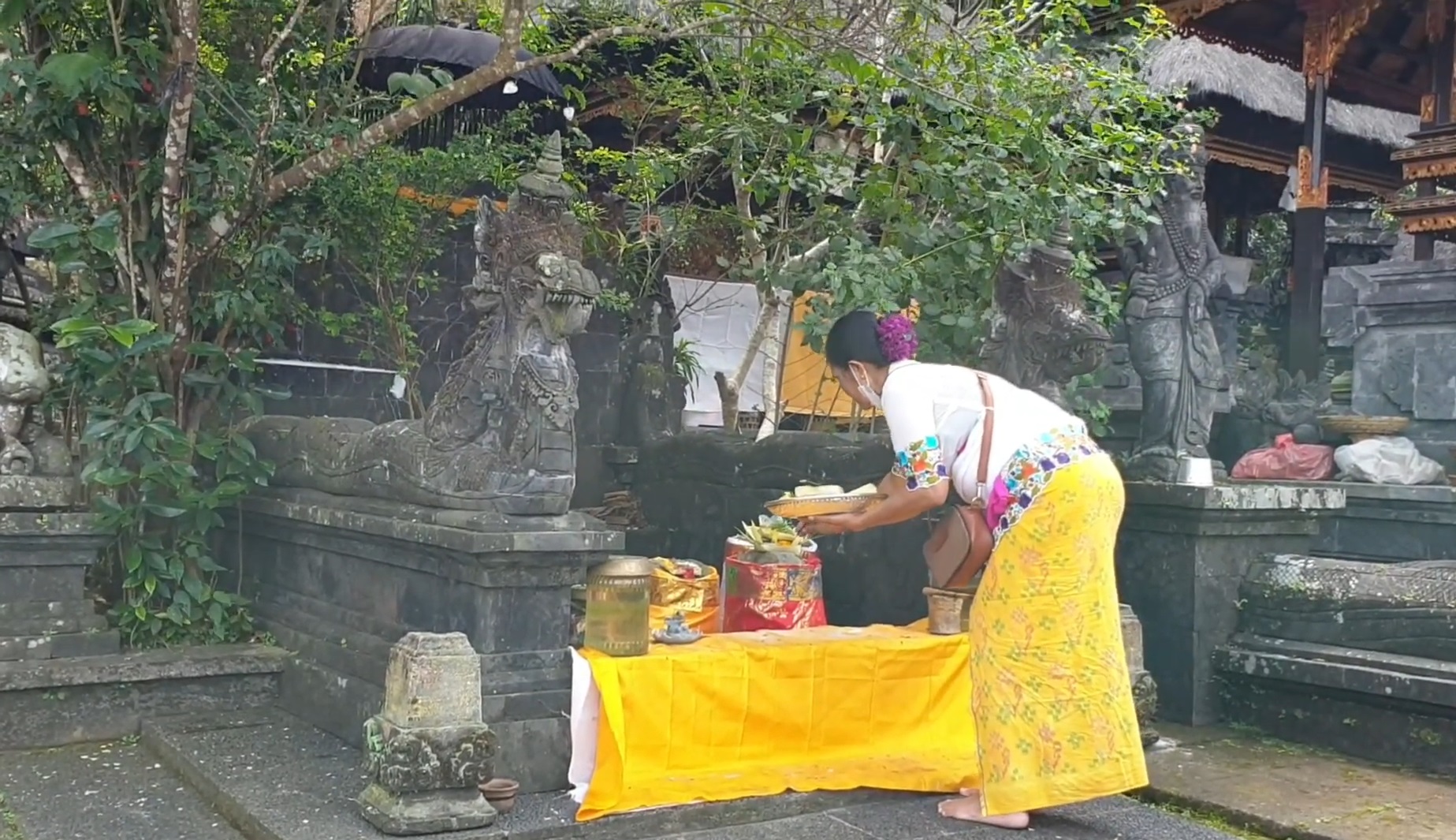 Pura Kancing Gumi di Desa Desa Adat Batu Lantang, Kecamatan Petang, Kabupaten Badung yang terdapat lingga yoni unik