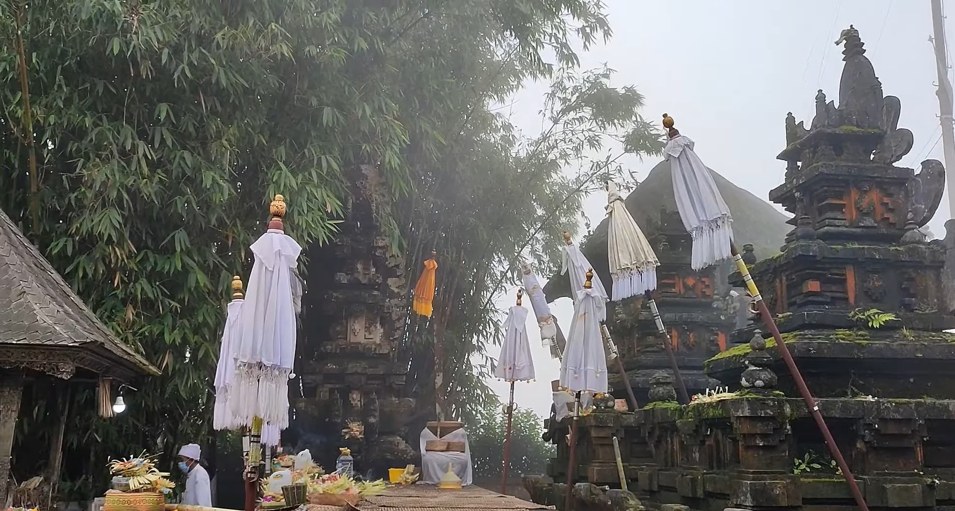 Pura Lempuyang Luhur yang terletak di Desa Tribuana Kecamatan Abang, Karangasem sebagai bagian dari Pura berkonsep Dewata Nawa Sanga
