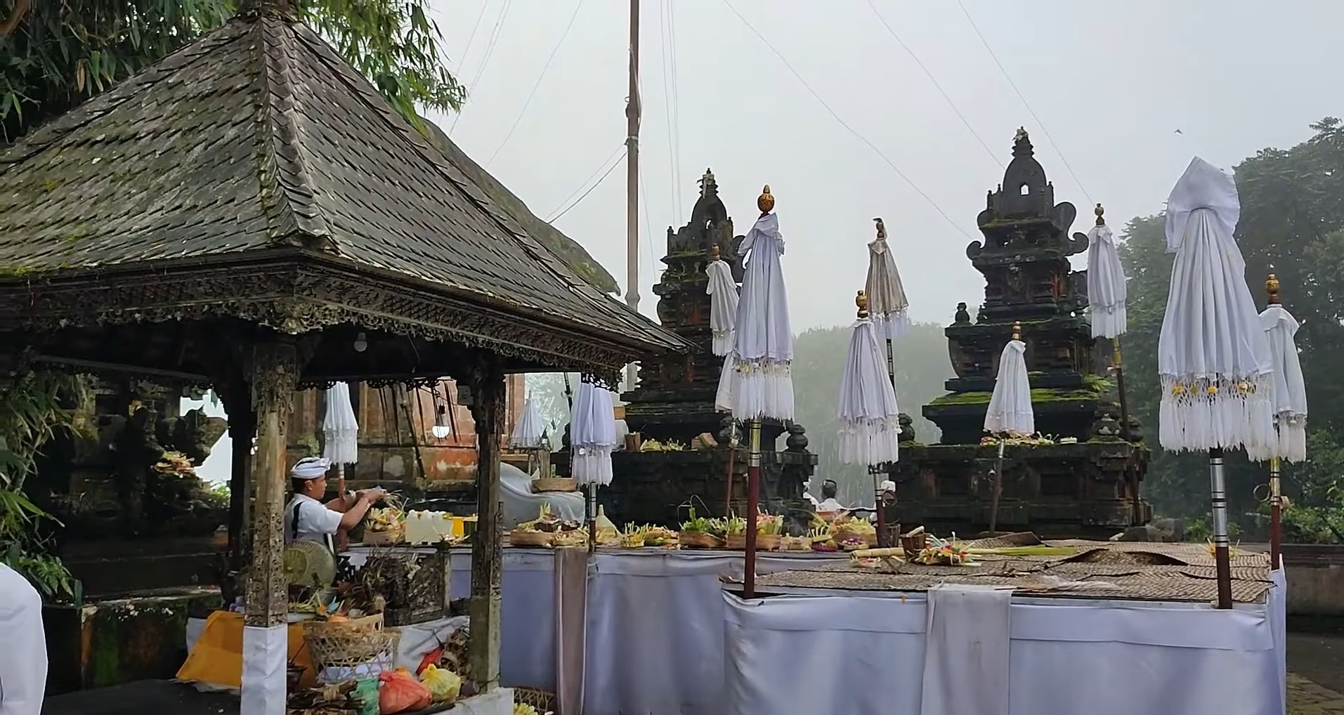 Pura Lempuyang Luhur yang terletak di Desa Tribuana Kecamatan Abang, Karangasem sebagai bagian dari Pura berkonsep Dewata Nawa Sanga