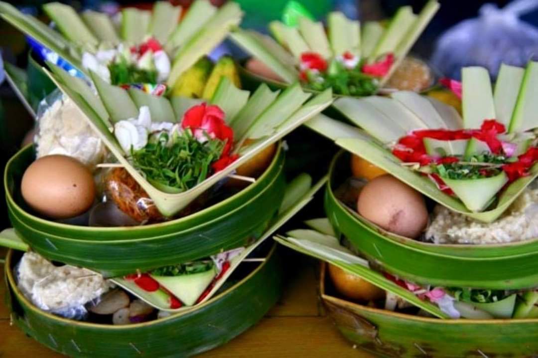 penggunaan telor dalam sarana ritual Hindu di Bali