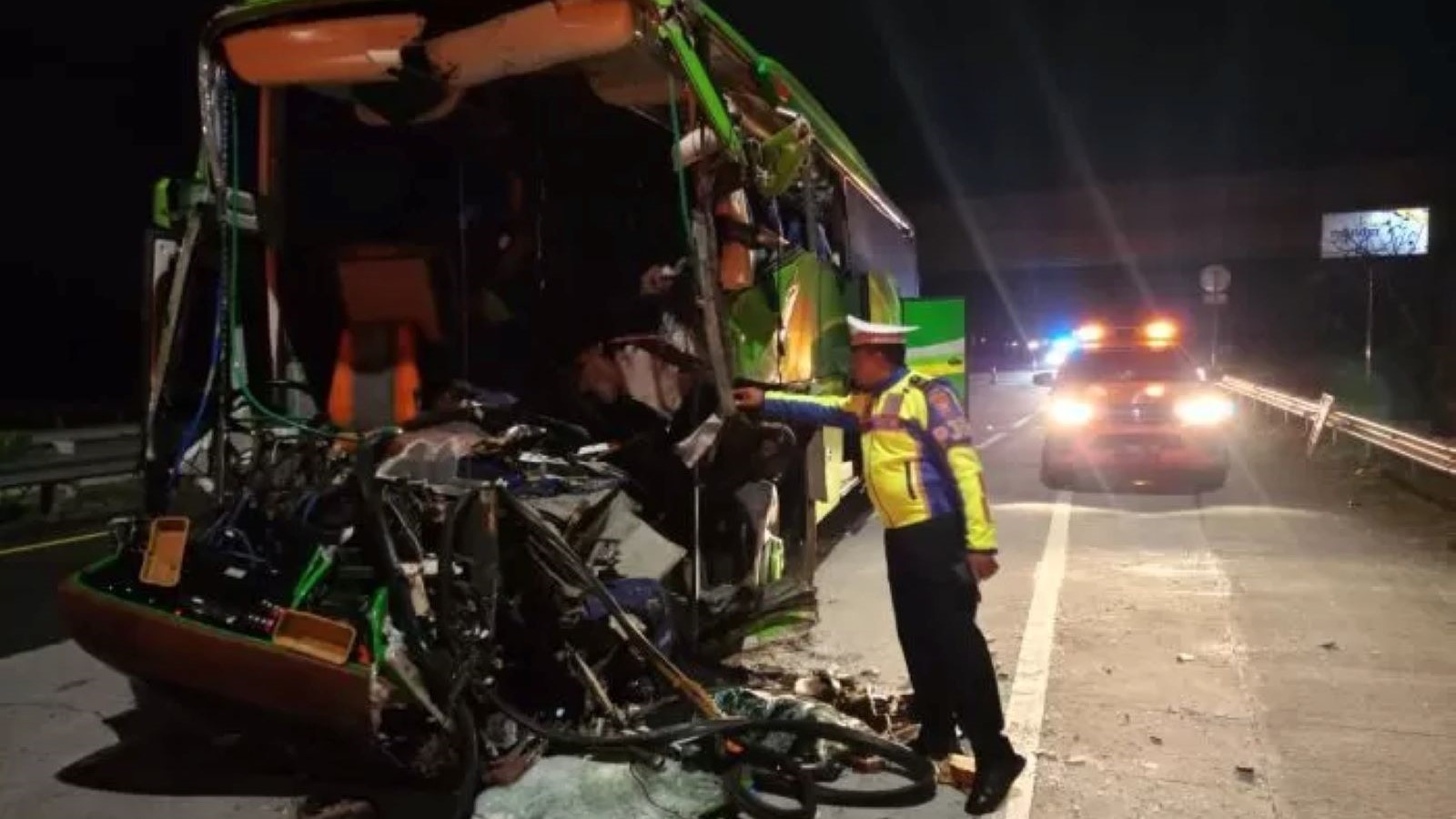 Bus rombongan siswa SMP PGRI Wonosari, Malang, kecelakaan di KM 695+400 jalur A Tol Jombang-Mojokerto, Selasa (21/5) malam.