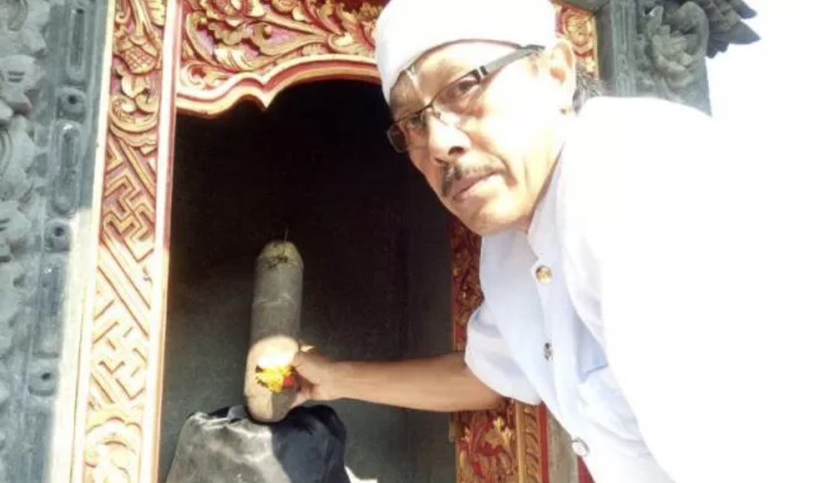 Jero Mangku Made Mesin saat menunjukkan Pelinggih Dewa Gede Celak Kontoing berbentuk kelamin sebagai simbol lingga yoni