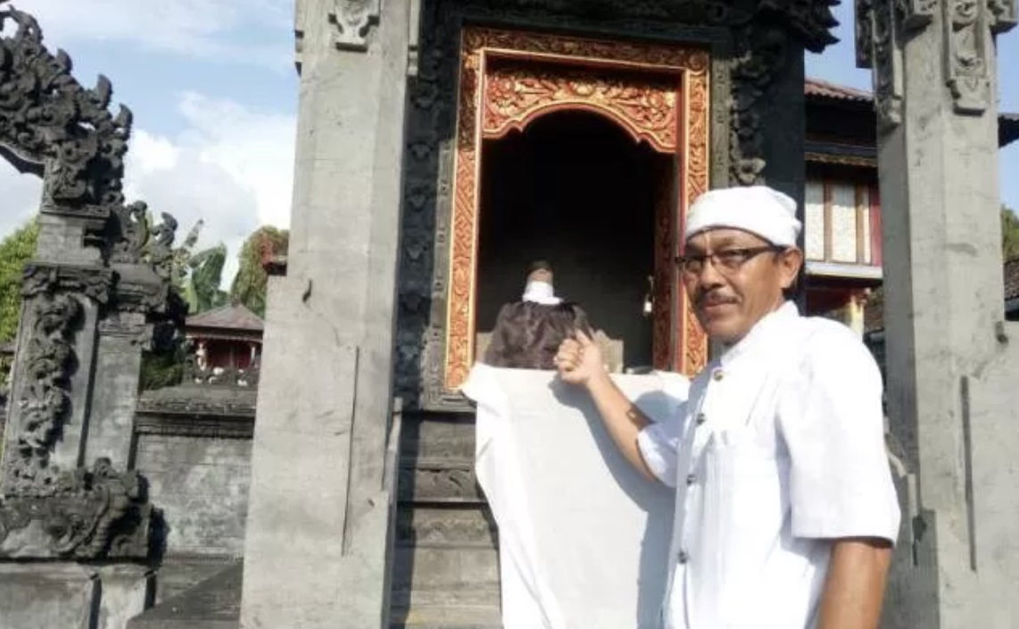 Jero Mangku Made Mesin saat menunjukkan Pelinggih Dewa Gede Celak Kontoing berbentuk kelamin sebagai simbol lingga yoni.