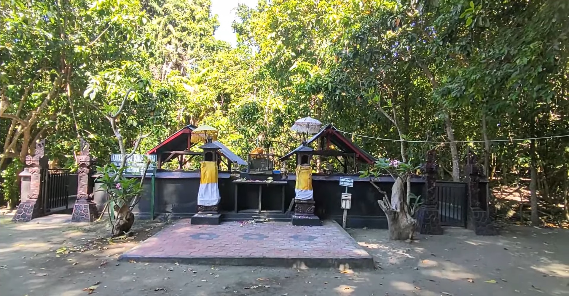 Pura Sumur Kembar di Hutan Cekik, ruas jalan Denpasar-Gilimanuk, Jembrana