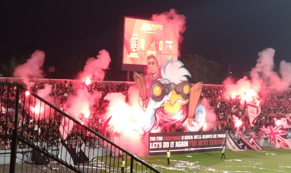 Flare menyala di tribun suporter Bali United di Stadion Kapten I Wayan Dipta saat laga melawan Borneo FC