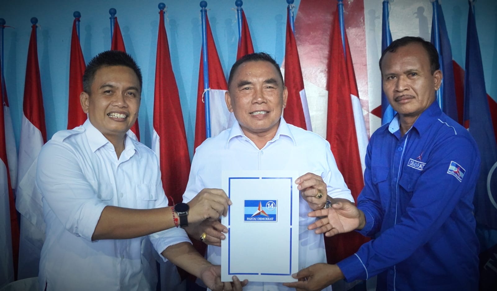 LEWAT DEMOKRAT : I Nengah Tamba dan I Gede Ngurah Patriana Krisna (Ipat) saat mendaftar sebagai calon bupati dan calon wakil bupati di DPC Partai Demokrat Jembrana, Selasa (28/5).