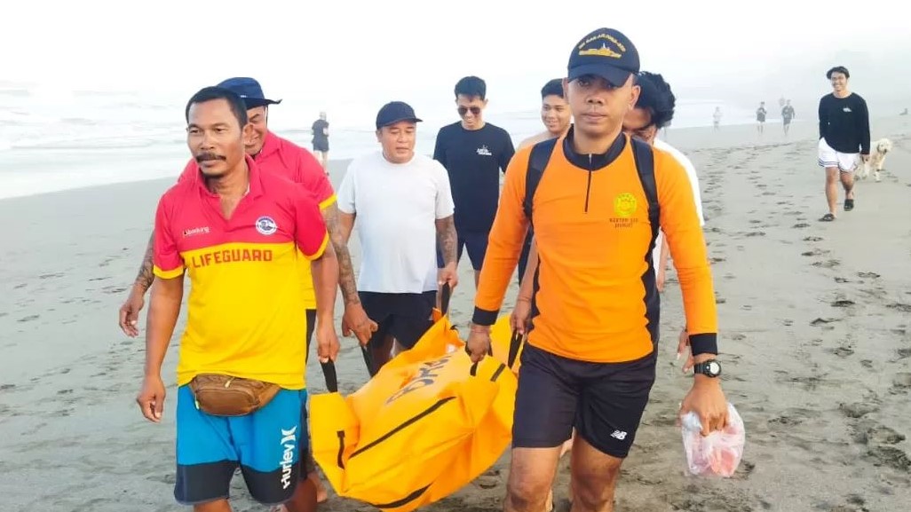 Balawista Badung Bali mengevakuasi jenazah buruh bangunan yang terseret arus pantai Batu Belig.