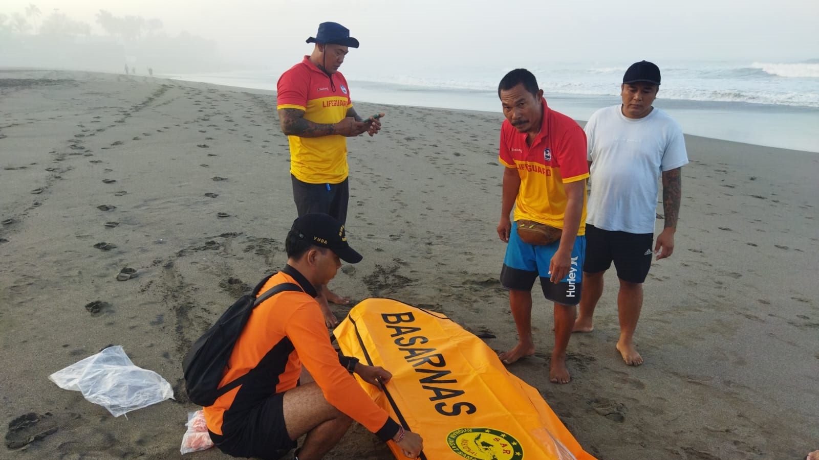 Petugas SAR mengevakuasi jenazah buruh bangunan yang tewas terseret arus Pantai Batu Belig ke RSUP Prof. Ngoerah.