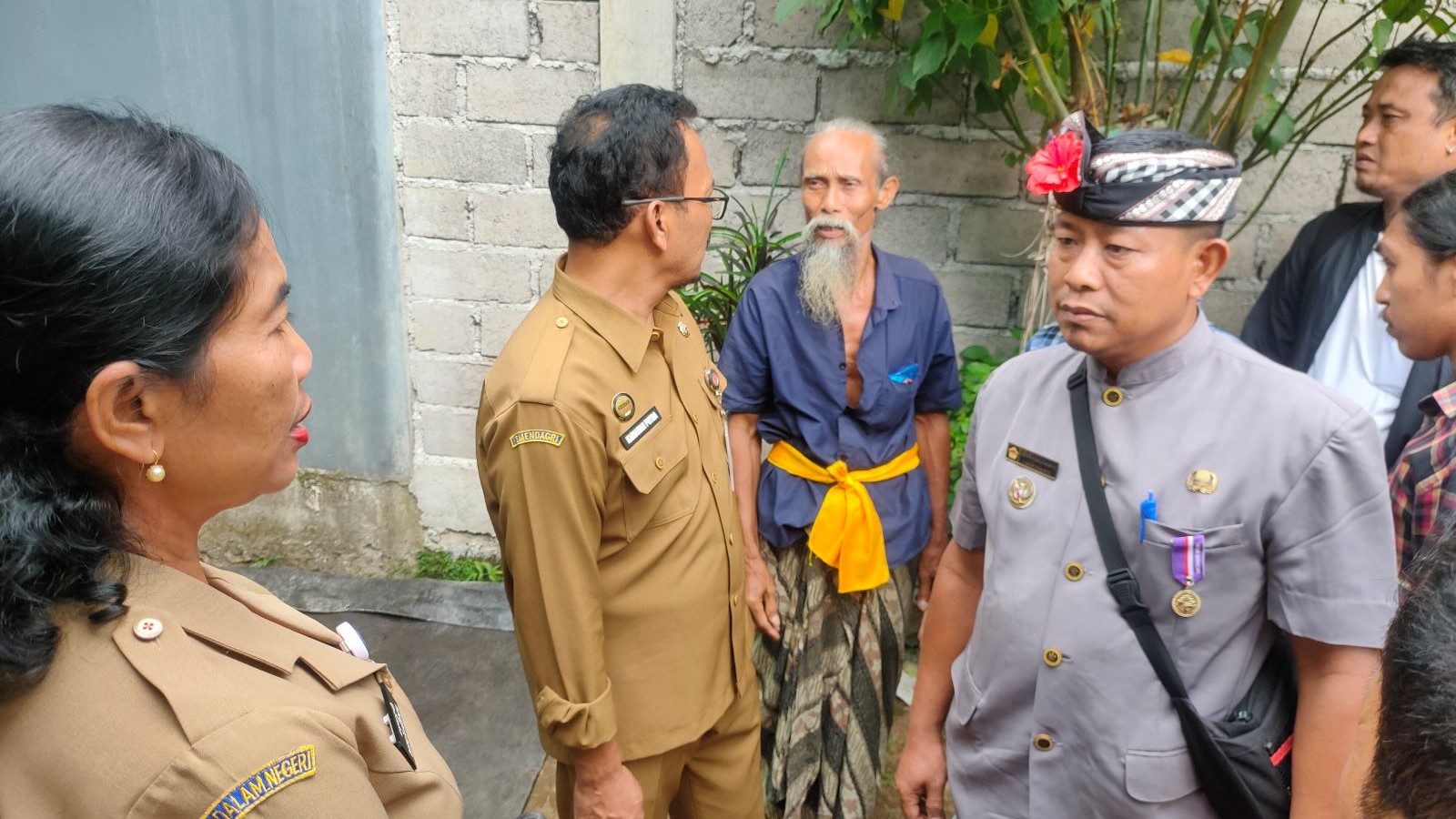 Perbekel Desa Bontihing, I Gede Pawata (pakaian adat, udeng poleng)