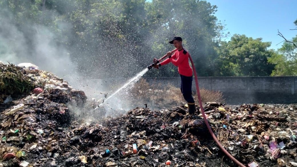Petugas memadamkan kebakaran TPA Sampah di Abang Karangasem.