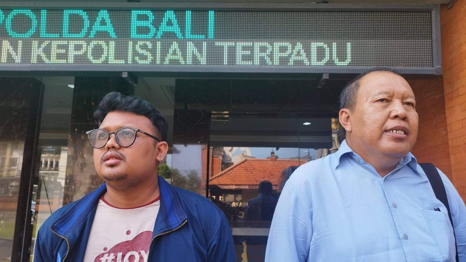 Panitia PWF Nyoman Mardika didampingi Koalisi Bantuan Hukum (KBH) Bali untuk demokrasi melaporkan Ormas ke Polda Bali.