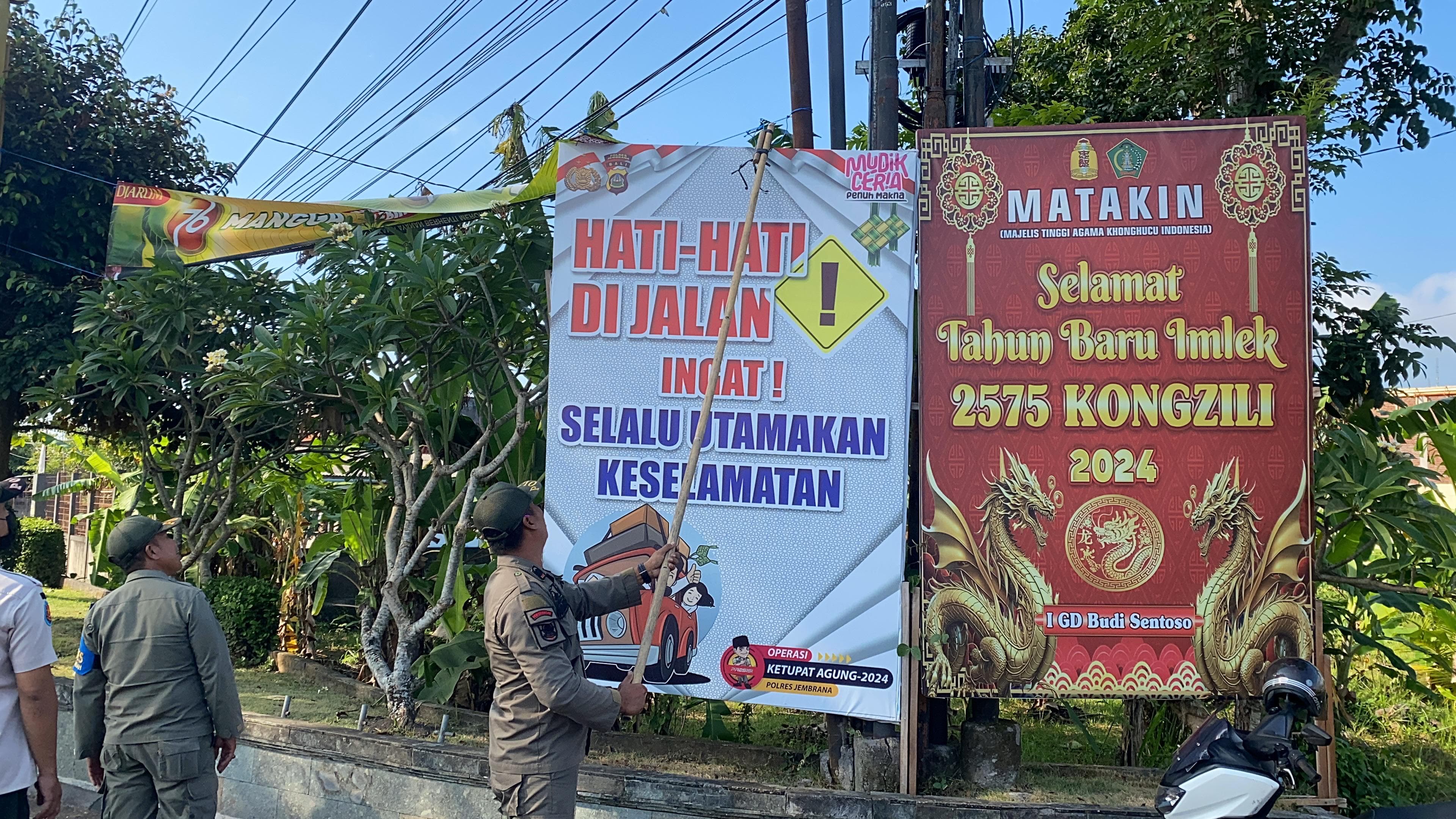 DICOPOT : Petugas Satpol PP Jembrana melakukan penertiban reklame disejumlah titik  di Kecamatan Negara dan Kecamatan Jembrana, Rabu (29/5).