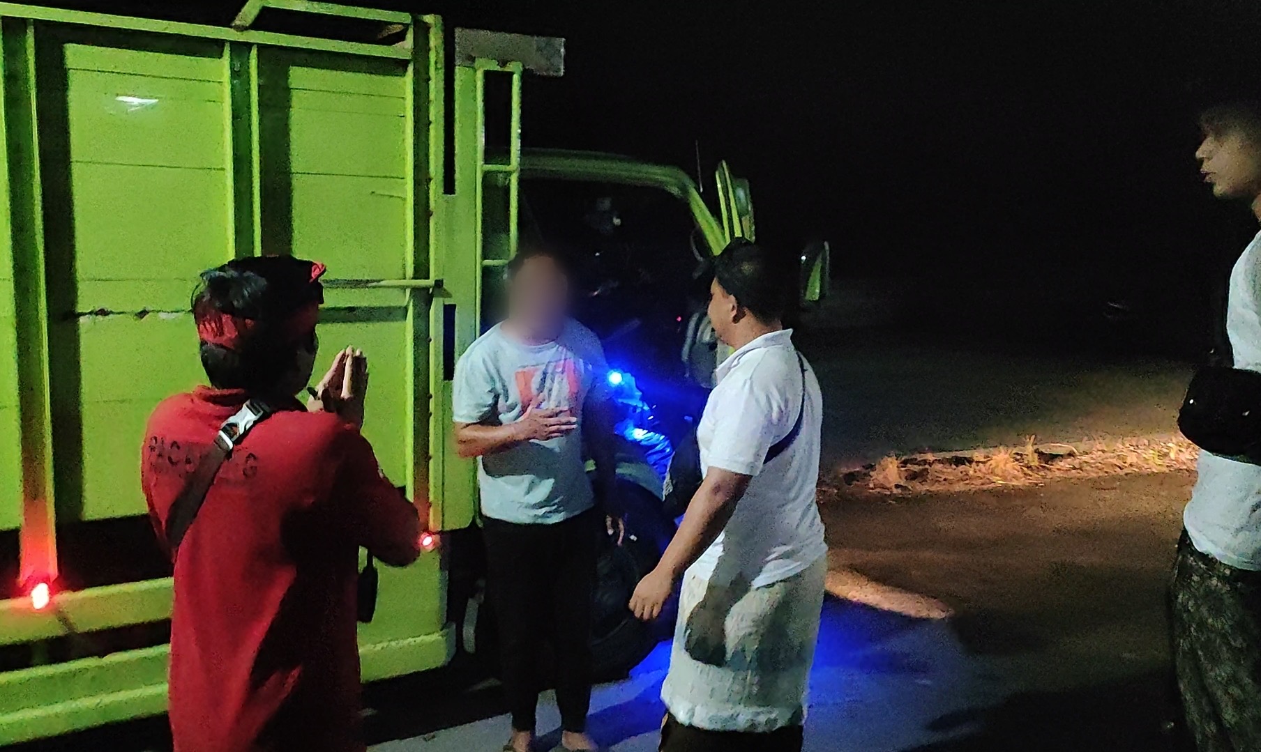 STOP: Warga menghentikan sopir truk yang meminta di Jalan Raya Takmung, Banjar Lepang, dan meminta mereka untuk putar balik.