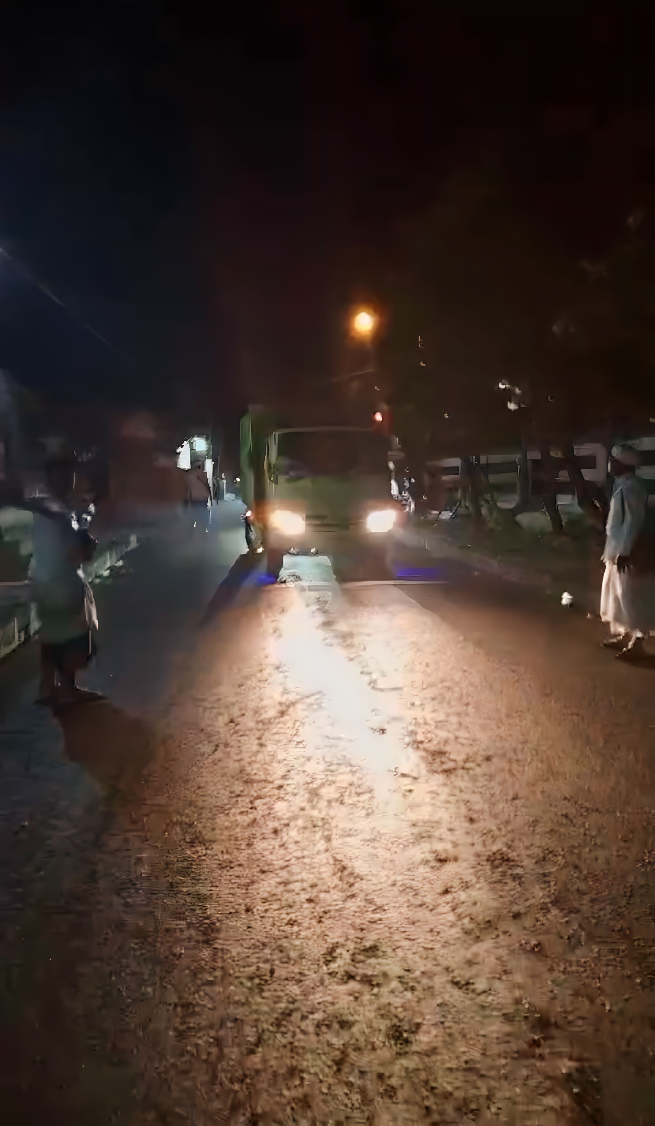 SOPIR BANDEL: Aksi opir truk yang nekat langgar larangan melintas di Jalan Raya Takmung, Banjar Lepang.