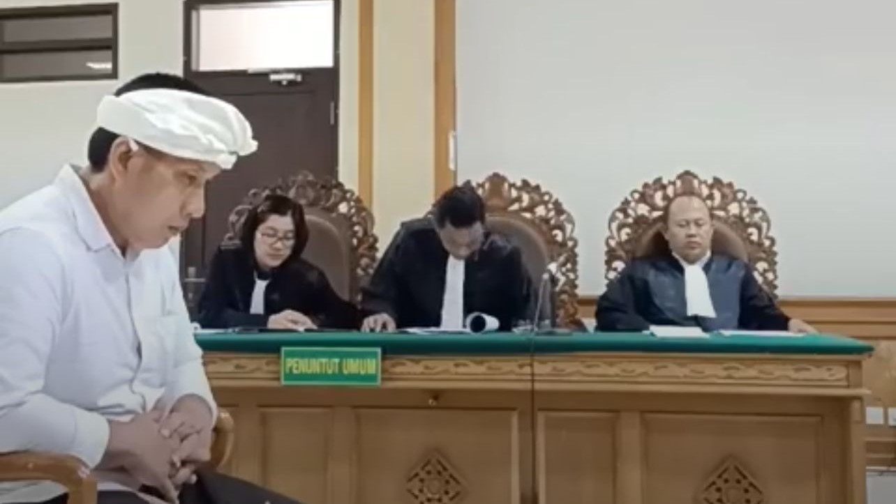 Bendesa Adat Berawa Badung Ketut Riana diadili kasus operasi  tangkap tangan (OTT) Kejati Bali.