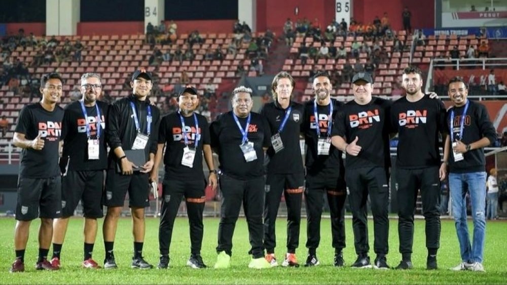 Demerson Bruno Costa (4 dari kanan) bersama Bos Borneo FC, Nabiel Husain dan tim pelatih Borneo FC .
