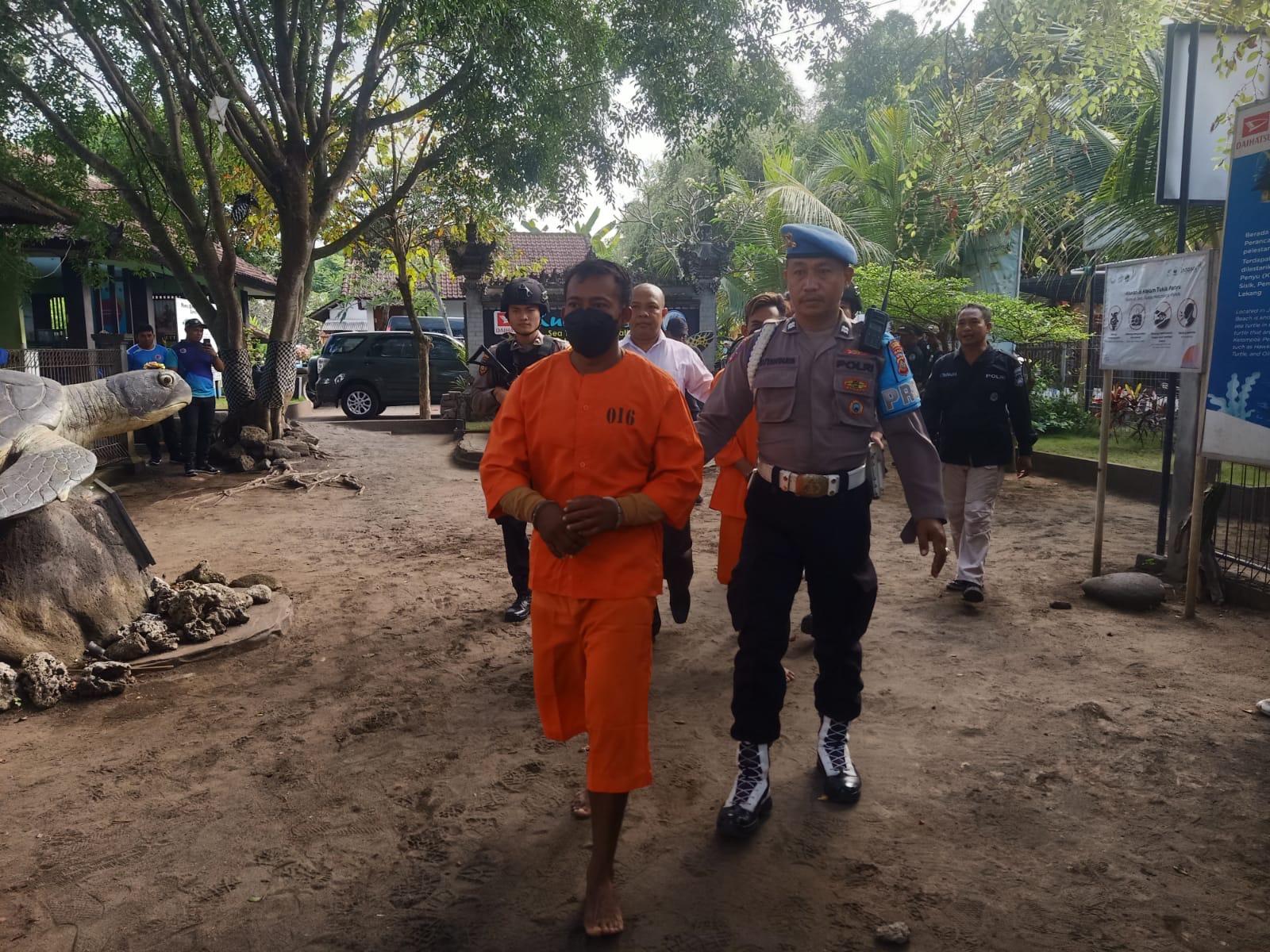 Dua tersangka penyelundupan penyu hijau Ahmad Sodikin,23 dan I Komang Suama,36 saat rilis kasus Jumat (31/5).