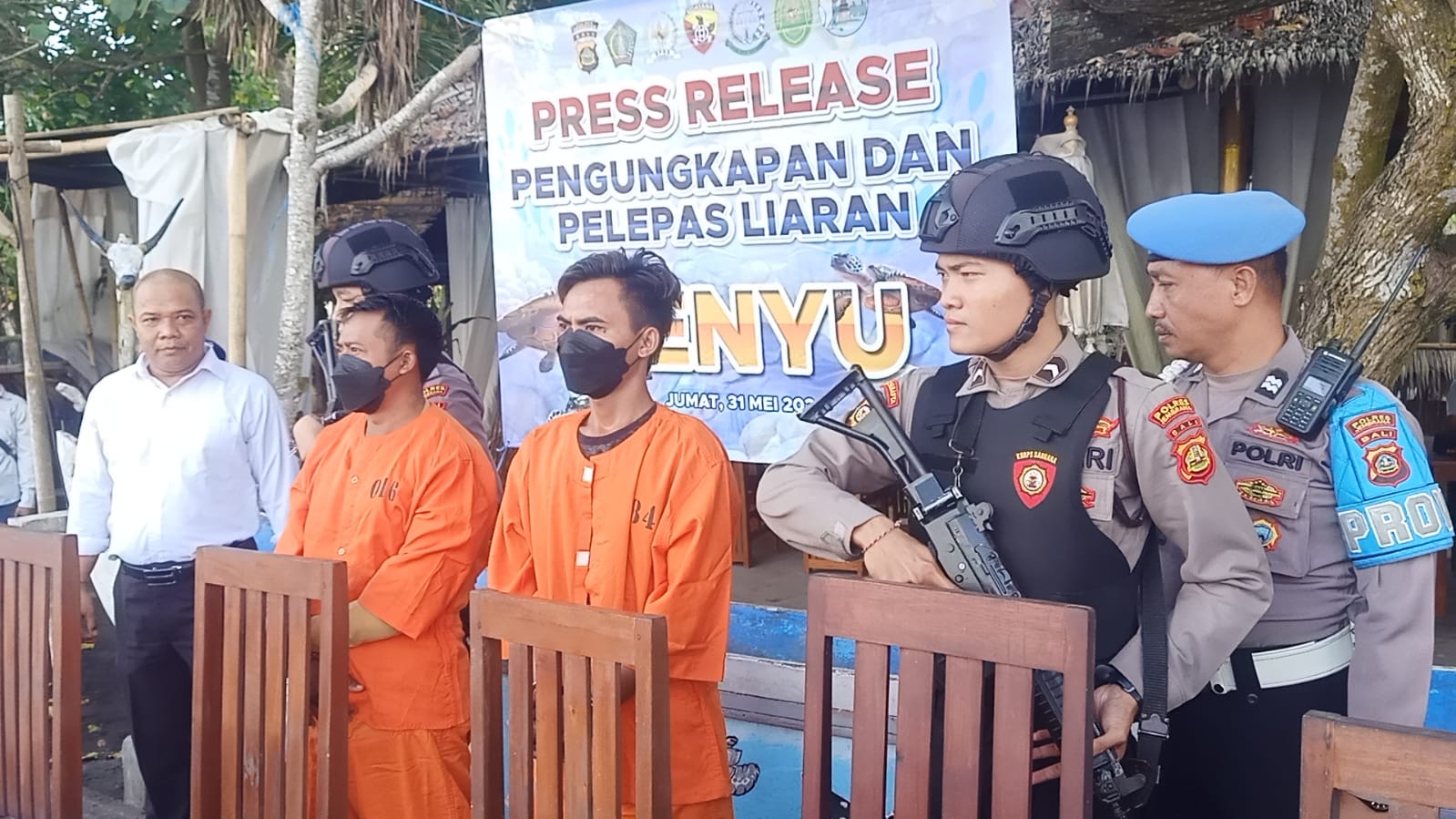 Dua tersangka penyelundupan penyu hijau Ahmad Sodikin,23 dan I Komang Suama,36 saat rilis kasus Jumat (31/5).