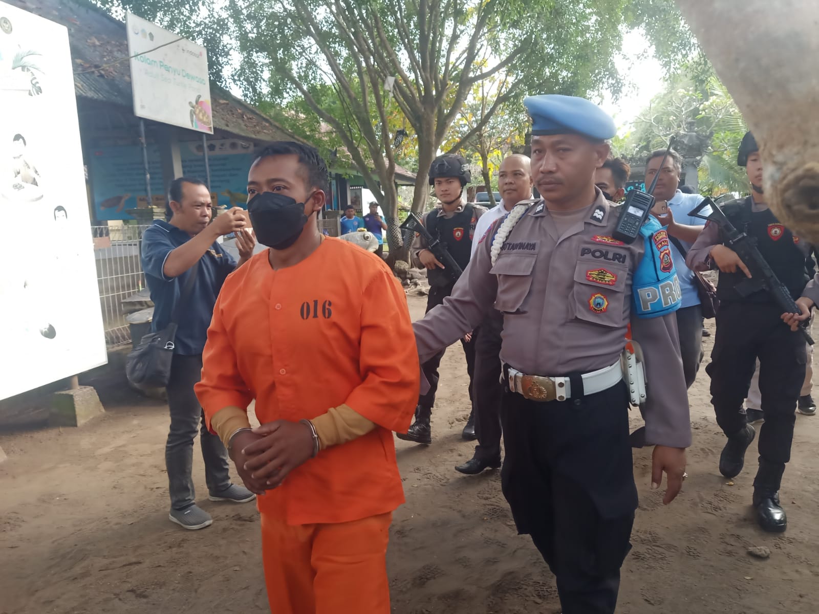 Dua tersangka penyelundupan penyu hijau Ahmad Sodikin,23 dan I Komang Suama,36 saat rilis kasus Jumat (31/5).