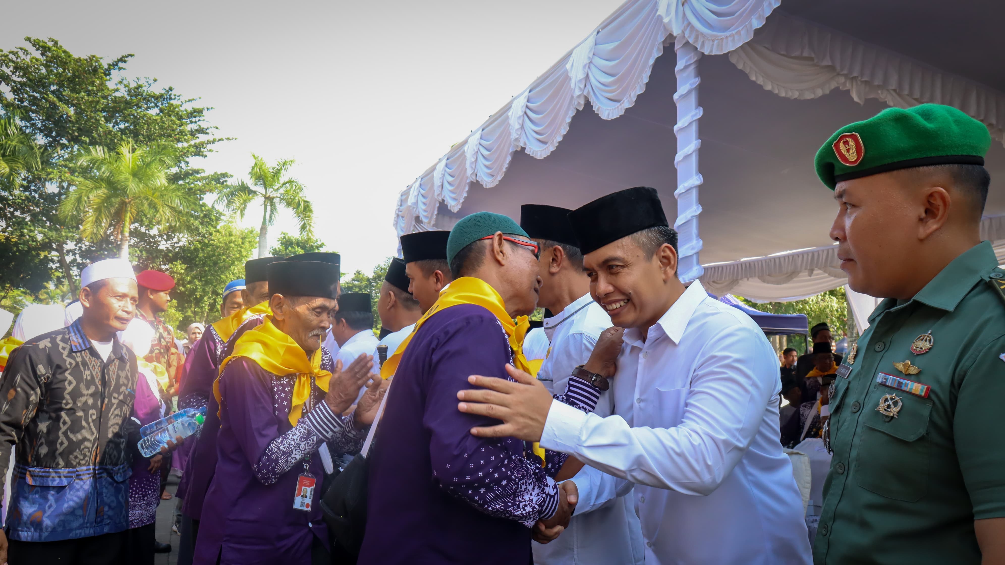 Wakil Bupati Jembrana I Gede Ngurah Patriana Krisna (Ipat) saat acara pelepasan jemaah haji Kabupaten Jembrana.