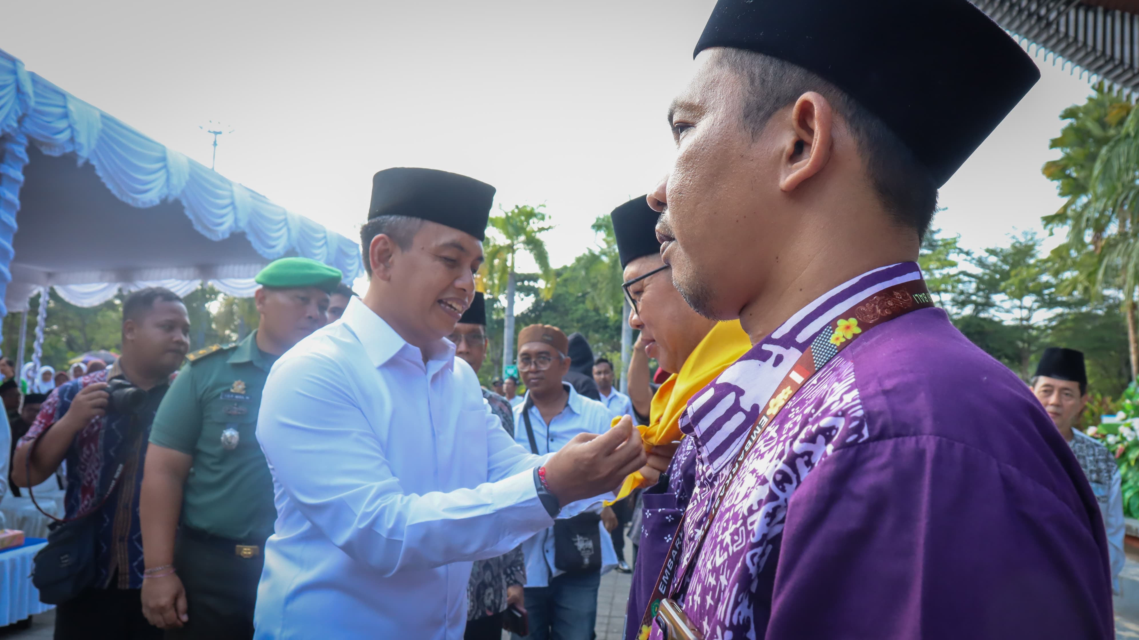 Wakil Bupati Jembrana I Gede Ngurah Patriana Krisna (Ipat) saat acara pelepasan jemaah haji Kabupaten Jembrana.