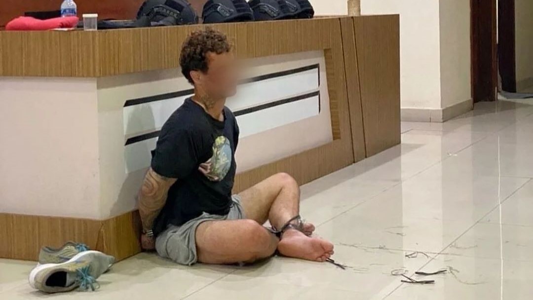 Bule Brazil diamankan di Polsek Kuta Selatan setelah ngamuk dan lakukan perusakan di kafe.