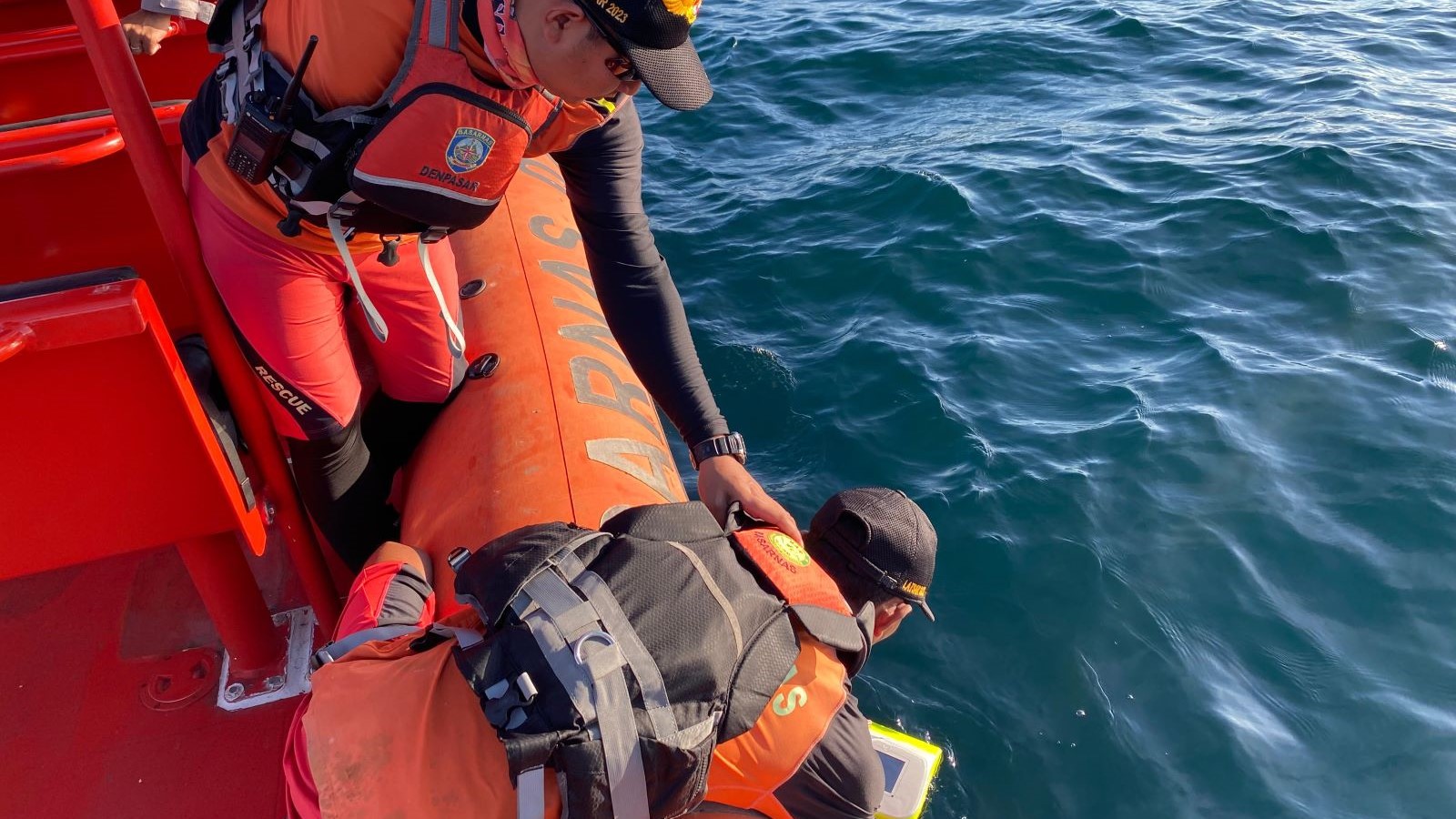 Anggota Basarnas mencari buruh bangunan yang hilang terseret arus Pantai Nyangnyang Pecatu, Kuta Selatan, Badung, Minggu (2/6).