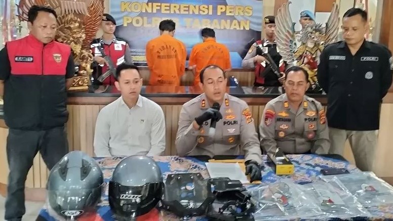 Kapolres Tabanan, AKBP Leo Dedy Defretes merilis dua sindikat curanmor di Tabanan Bali.