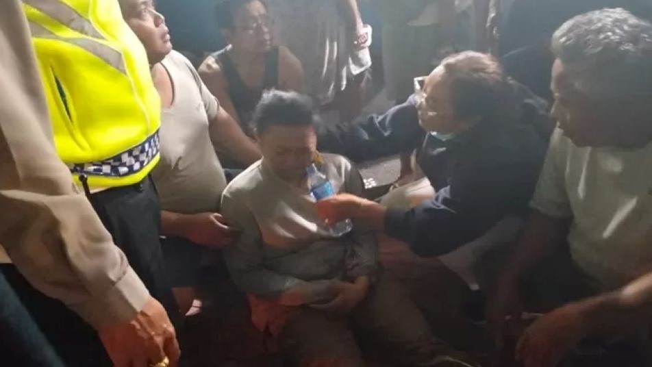 Warga menolong wanita yang lompat dari jembtan di Sukwati Gianyar.