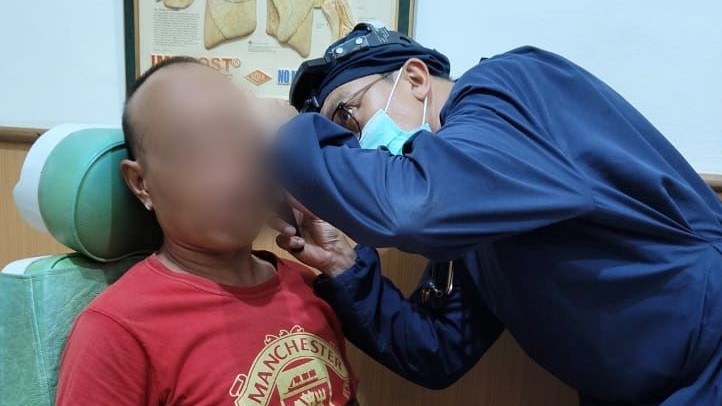 IWS memeriksakan telinganya yang sakit diduga akibat penganiayaan oknum anggota Satreskrim Polres Klungkung.