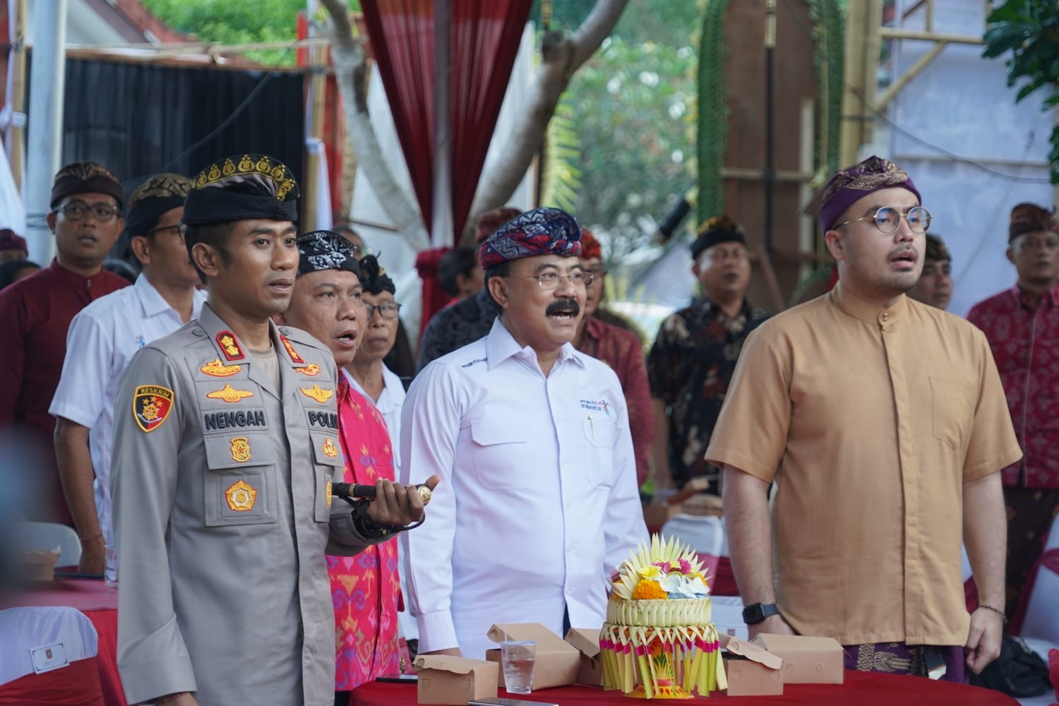 PEMBUKAAN: Sekda Karangasem I Ketut Sedana Merta mewakili Bupati Karangasem I Gede Dana membuka acara Tenganan Pegringsingan Culture Festival 2024, pada Selasa (4/6).