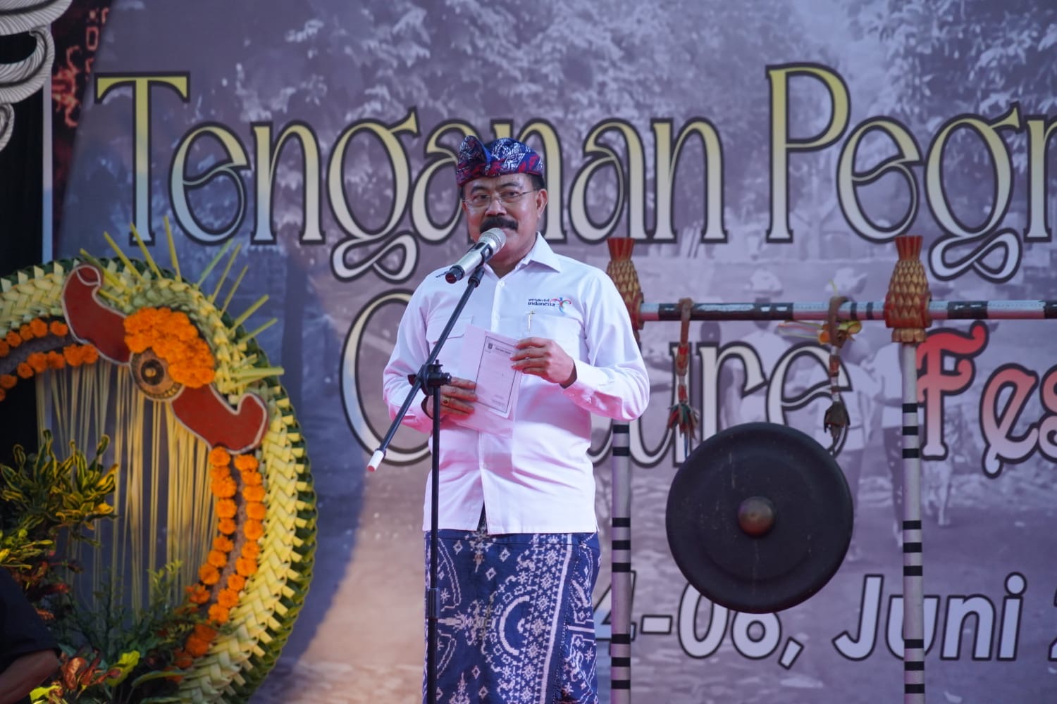 PEMBUKAAN: Sekda Karangasem I Ketut Sedana Merta saat membuka acara Tenganan Pegringsingan Culture Festival 2024, pada Selasa (4/6).