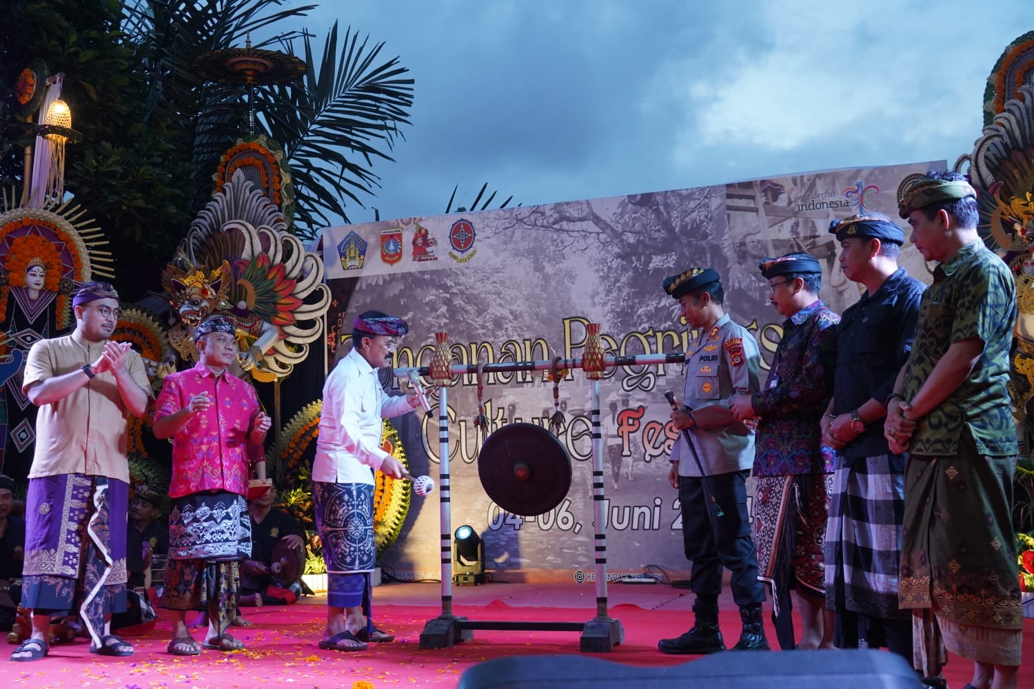 PEMBUKAAN: Sekda Karangasem I Ketut Sedana Merta mewakili Bupati Karangasem I Gede Dana membuka acara Tenganan Pegringsingan Culture Festival 2024, pada Selasa (4/6).