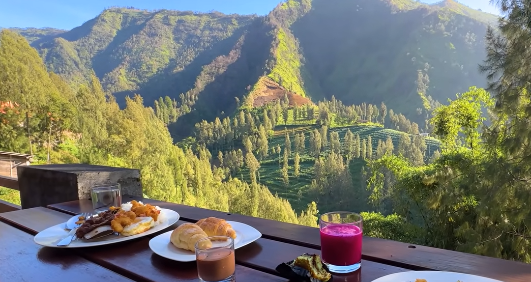 Salah satu panorama yang ditawarkan saat menginap di Bawangan Hotel Bromo