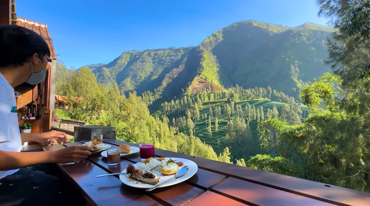 Salah satu panorama yang ditawarkan saat menginap di Bawangan Hotel Bromo