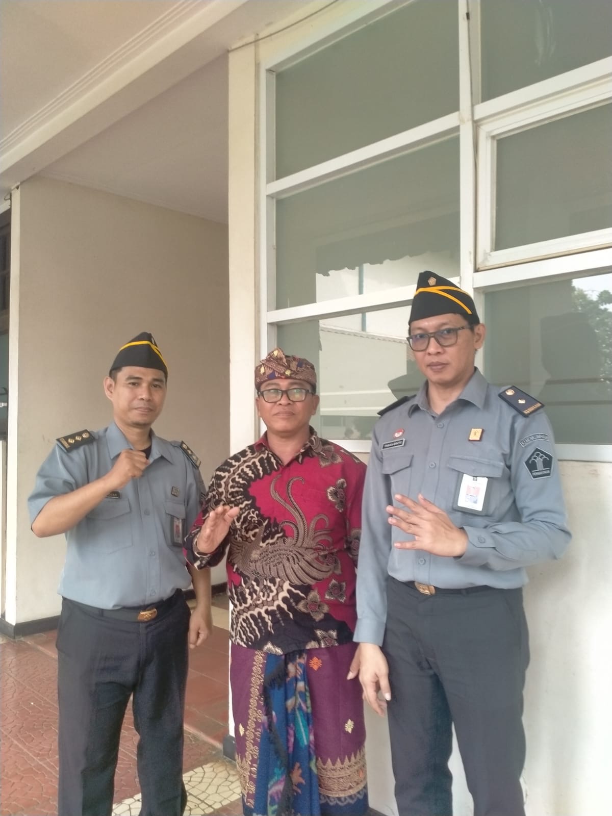 Perbekel Desa Selat, Putu Mara (tengah)