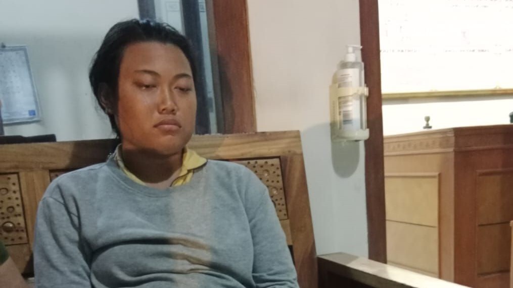 Ni Koming Mas Rachma Putri, 20 tahun.