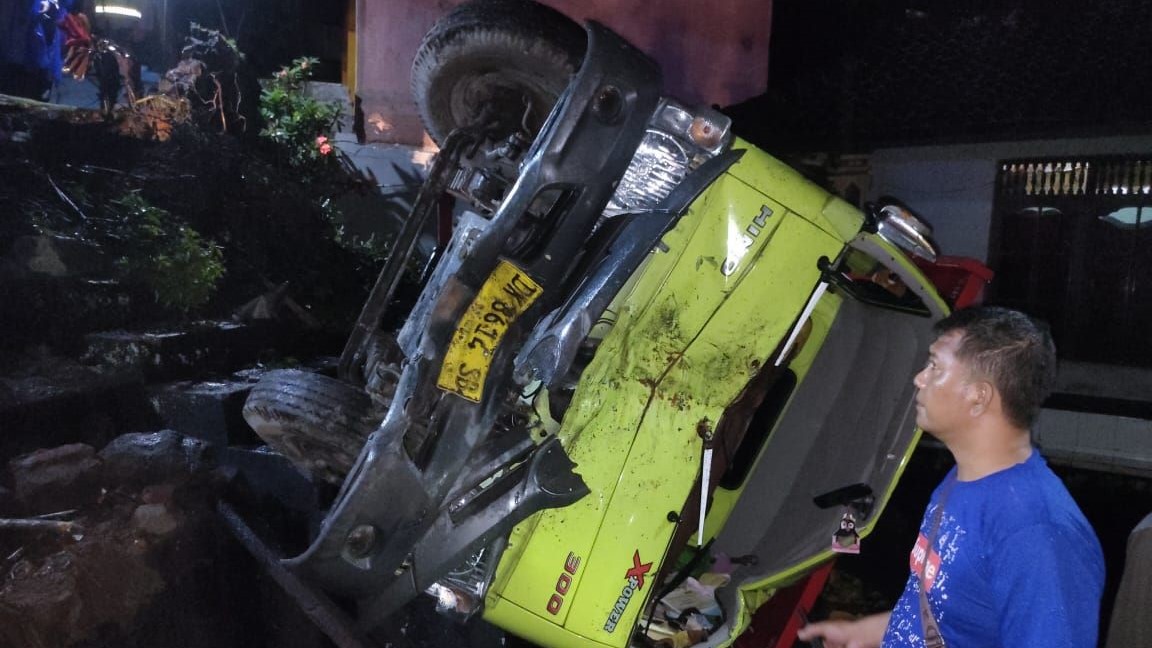 Truk alami kecelakaan tunggal, terguling masuk rumah warga.