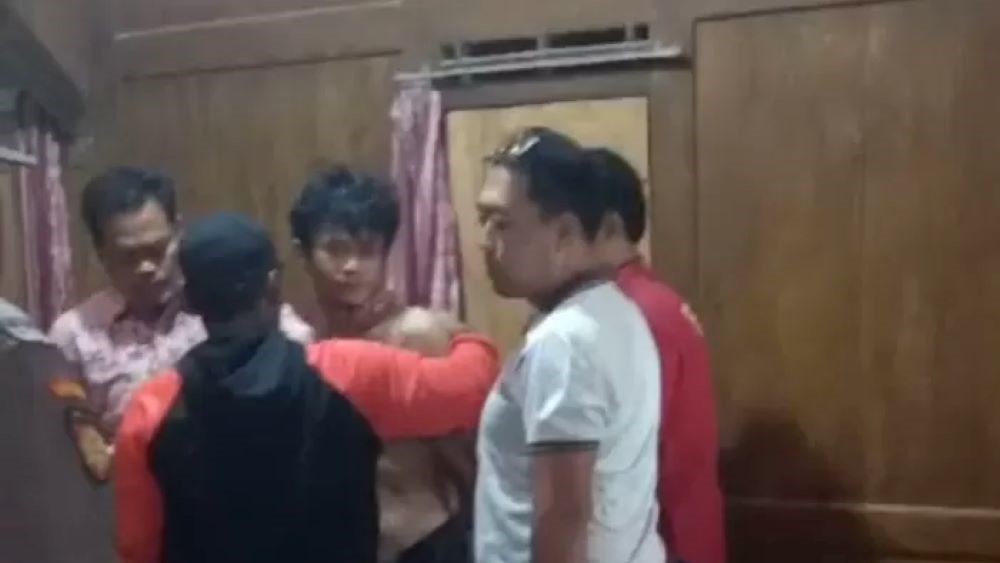 Udin pelaku pembunuhan di Pati Jateng ditangkap polisi di rumahnya.