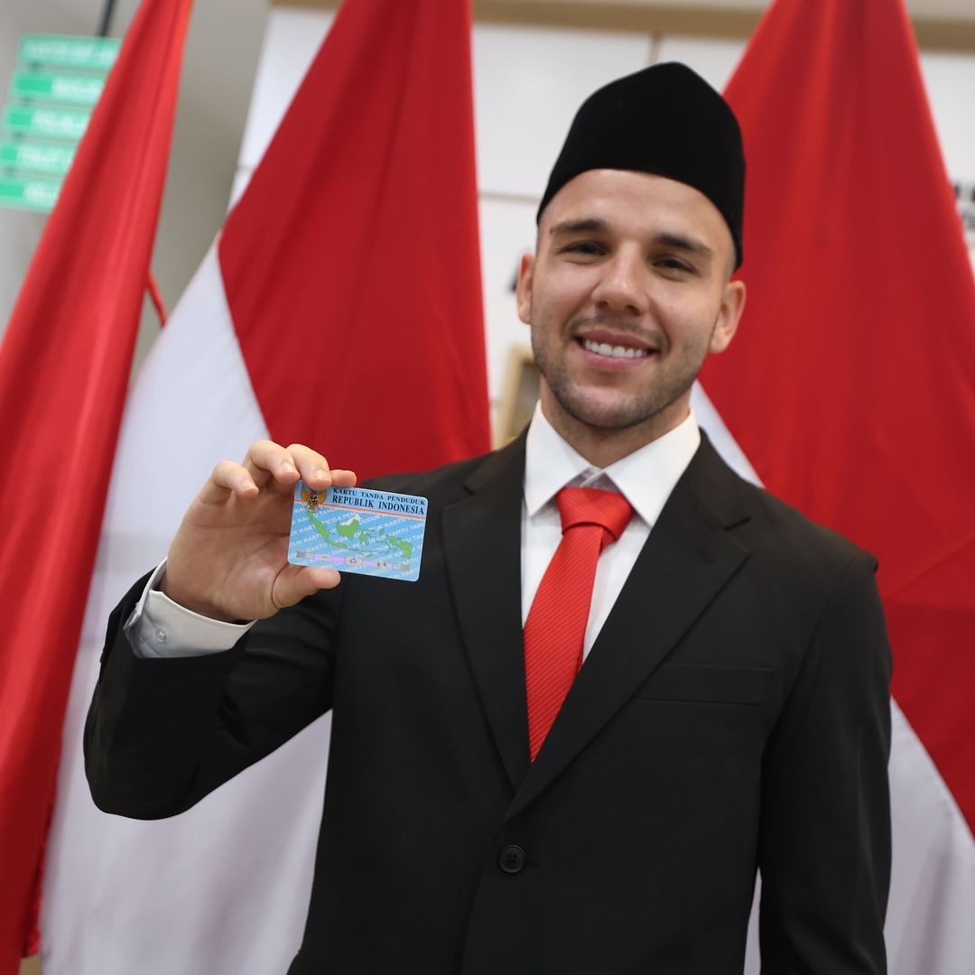 Calvin Verdonk menunjukkan KTP usai resmi menjadi warga negara Indonesia.