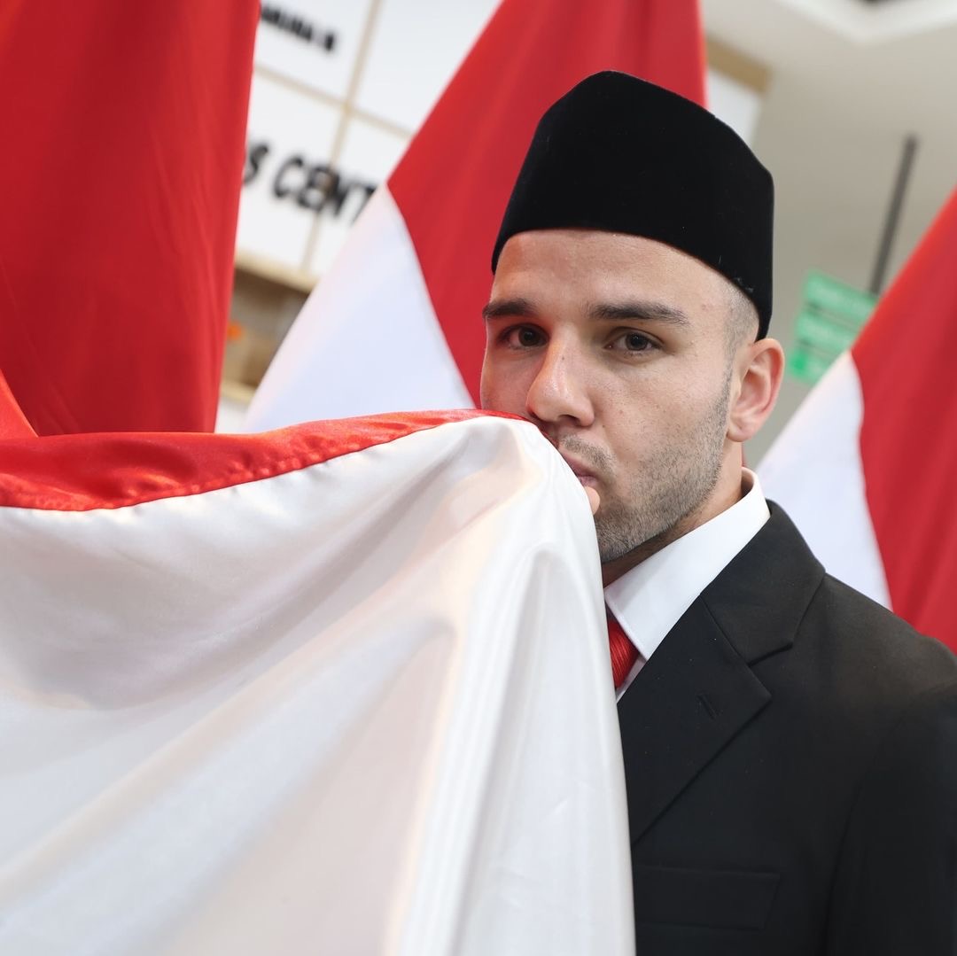 Calvin Verdonk cium bendera merah putih usai resmi menjadi warga negara Indonesia