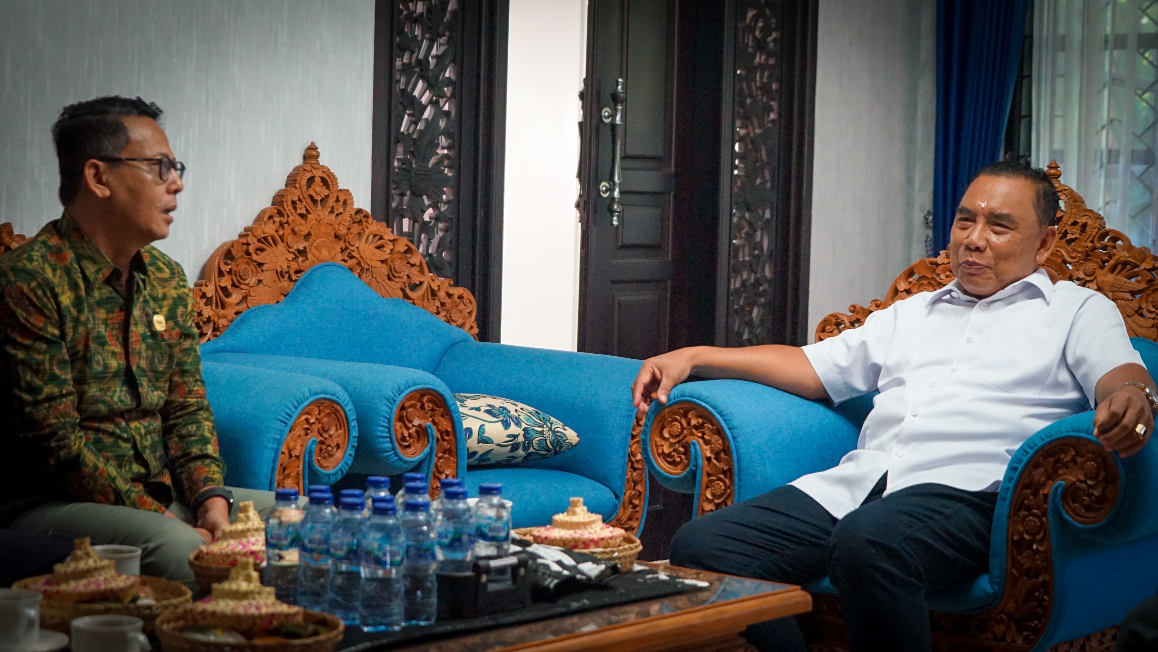 Bupati Jembrana I Nengah Tamba menerima audiensi jajaran KPU Jembrana di Rumah Jabatan Bupati Jembrana Rabu (5/6).