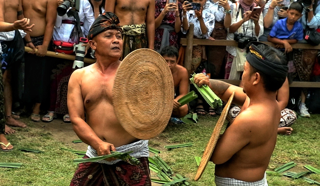 PERANG PANDAN: Perang Pandan yang dilaksanakan di Desa Tenganan Pegringsingan, Manggis, Karangasem, Rabu (5/6).