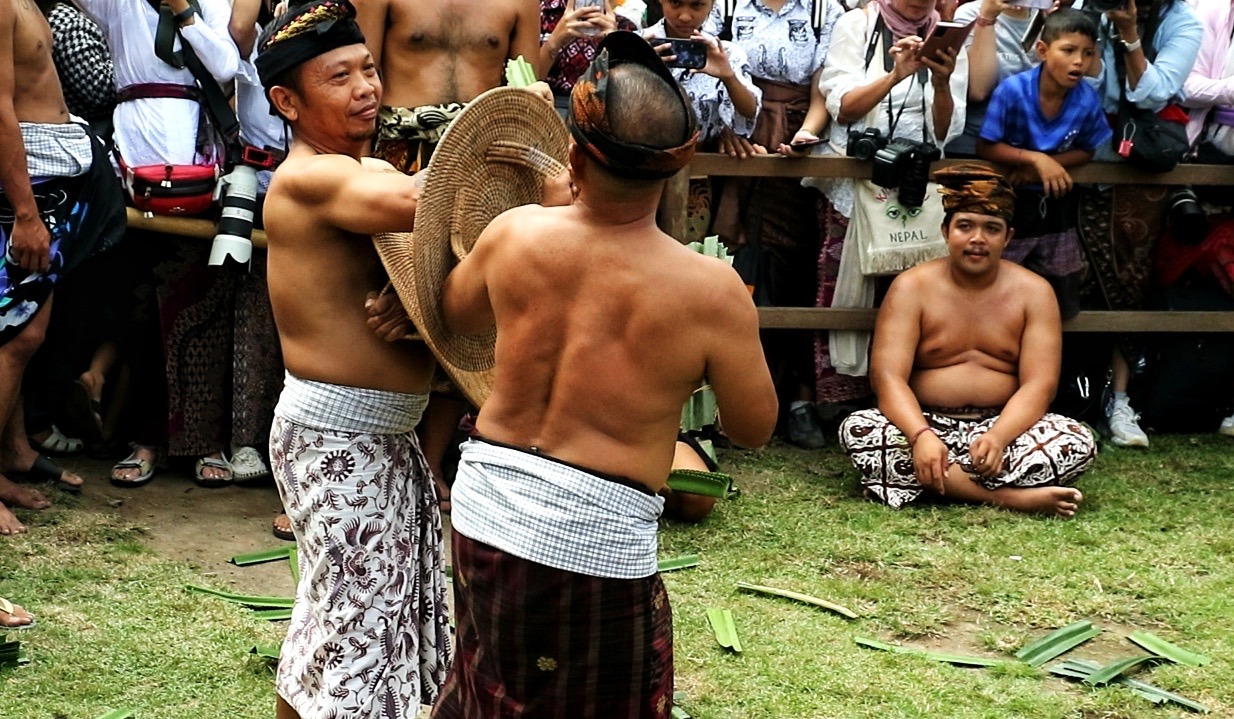 PERANG PANDAN: Perang Pandan yang dilaksanakan di Desa Tenganan Pegringsingan, Manggis, Karangasem, Rabu (5/6).
