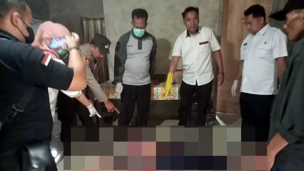 Polisi melakukan identifikasi di tempat kejadian perkara  (TKP) pembunuhan Nur Halima di Probolinggo.