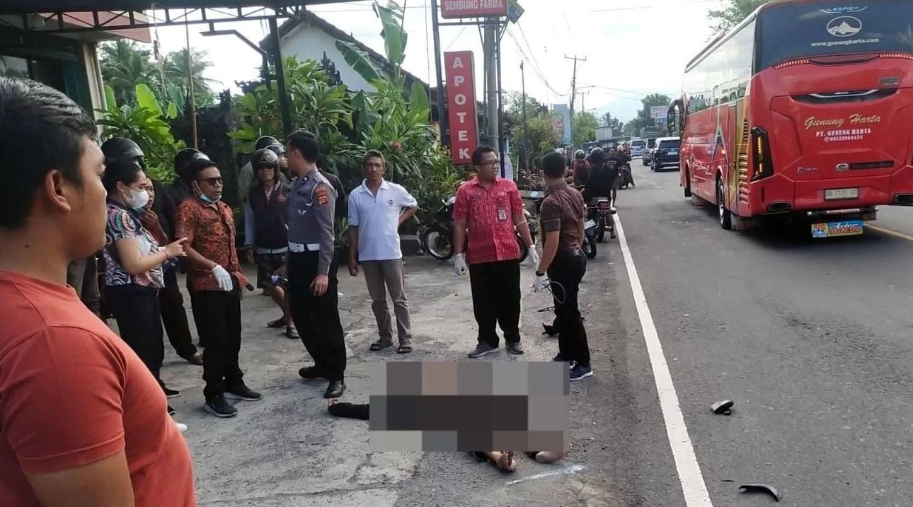 Kecelakaan maut di Tabanan libatkan truk dan pemotor.