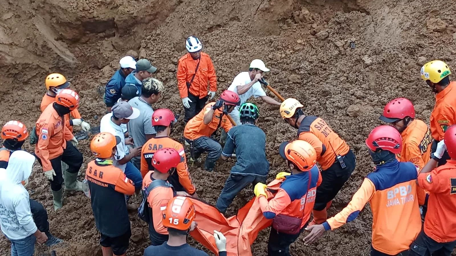 Tim pencari korban longsor di Pronojiwo Lumajang mengerahkan anjing pelacak dan alat berat namun korban yang ditemukan belum bertambah.